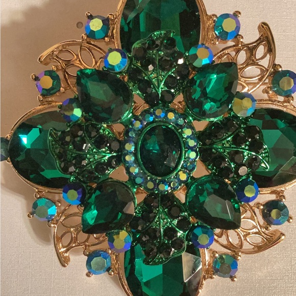 Jewelry - Emerald Green Gemstone Brooch OVERSIZE.